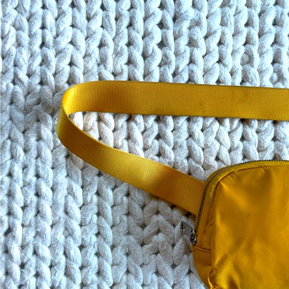 Lululemon Everywhere Belt Bag - Picture 4 of 9